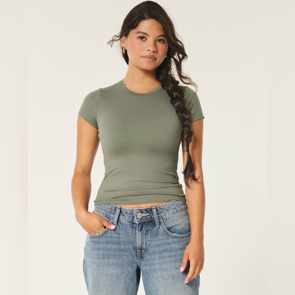 Hollister SEAMLESS FABRIC LONGLINE CREW BABY TEE DARK OLIVE, XXS Regular